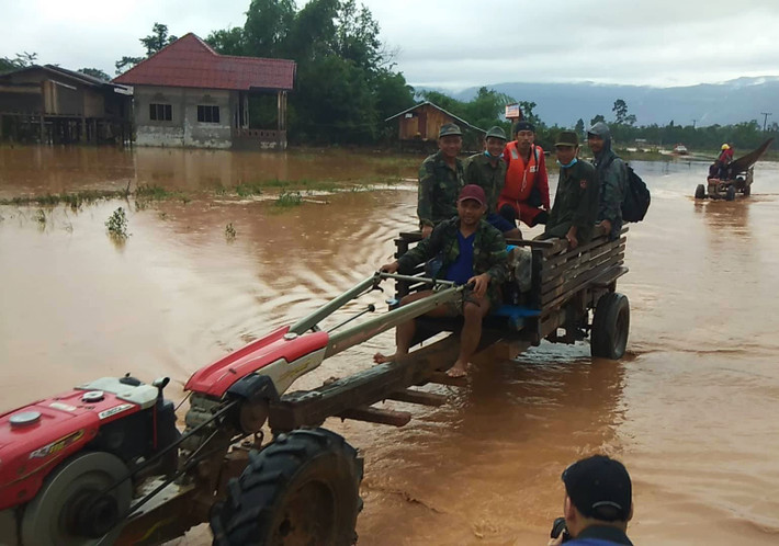 Sau ba ngày xảy ra sự cố vỡ đập thủy điện tại Lào chiều 26/7, nhiều bản làng ở huyện Sanamxay vẫn còn ngập sâu trong nước lũ bùn đỏ đục ngầu.