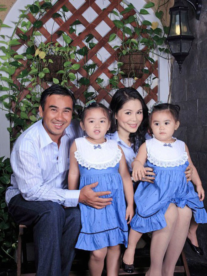 Vợ chồng MC Quyền Linh và Dạ Thảo có 2 cô công chúa là Lọ Lem và Hạt Dẻ. Mới ngày nào 2 cô bé còn đáng yêu như những cô búp bê bụ bẫm xinh xắn.