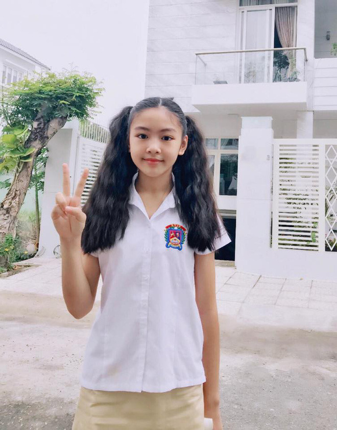 Con gái lớn của Quyền Linh, sinh năm 2005 gây ấn tượng mạnh với người hâm mộ nhờ sở hữu dung mạo xinh xắn. Cô bé được thừa hưởng nét đẹp của cả bố lẫn mẹ.