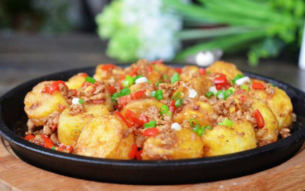 Đậu phụ và thịt, trứng: Mặc dù đậu phụ rất giàu protein nhưng nó lại khuyết thiếu các axit amin mà cơ thể rất cần. Nếu như chỉ ăn đậu phụ không thì khả năng hấp thu protein của cơ thể rất thấp nhưng nếu kết hợp nấu với các loại thịt và trứng có thể nâng cao được giá trị dinh dưỡng cho đậu phụ.