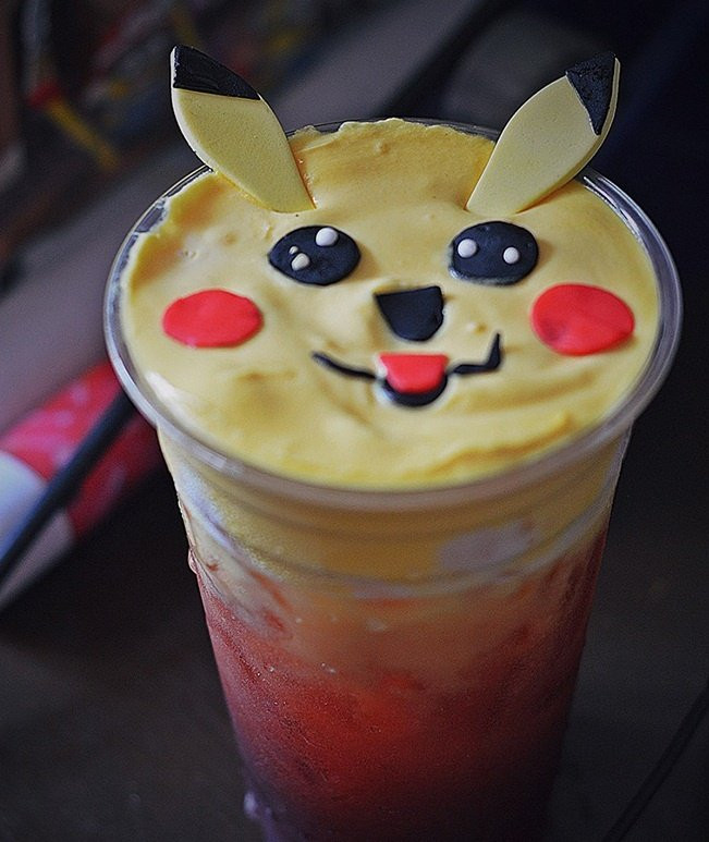 Cheese foam Pikachu: Không ai có thể “làm ngơ” được trước li trà sữa thơm ngon với phần trang trí hình pikachu bằng kem phô mai độc đáo.