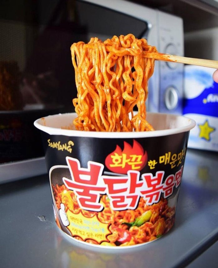 Mì cay samyang: Cơn sốt thử thách mì siêu cay Hàn Quốc trên thế giới đã đổ bộ tới Việt Nam từ đầu mùa hè này. Những bạn trẻ Sài Gòn vẫn đang “nóng” hừng hực với món ăn hấp dẫn này.