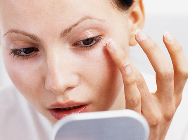 Nhưng nếu hệ gan – mật của bạn có vấn đề như viêm gan, xơ gan, sỏi mật... sẽ làm giảm chức năng gan, từ đó Billirubin không được chuyển hóa vào ống tiêu hóa mà sẽ lắng lại ở các mô tế bào cơ thể, gây nên hiện tượng vàng da, vàng mắt.