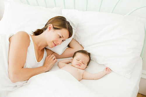 Bạn không nghe thấy tiếng động trong khi bé bú sữa, rất có thể bé chỉ đang ngậm ti mà không rít sữa. Điều này dễ dẫn đến tình trạng bé bị thiếu chất dinh dưỡng.