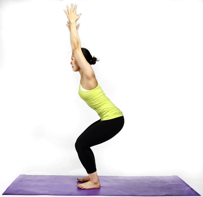 Tư thế chiếc ghế. Cách thực hiện: Đứng thẳng trên thảm yoga, hai tay chắp vào nhau giơ lên phía trước. Trùng đầu gối xuống đến khi đùi song song với sàn nhà (tư thế này như lúc bạn đang ngồi trên chiếc ghế). Tiếp theo, giơ tay cao lên trên đầu (có thể hai lòng bàn tay chạm nhau hoặc tách rời tay đều được). Hơi đưa người về phía trước và thở ra. Giữ tư thế này lâu nhất có thể. Cố gắng hãy tập trung và giữ nhịp thở đều.