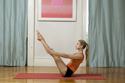Tư thế chiếc thuyền (boat pose), động tác yoga này là một bài tập hiệu quả giúp bạn có vòng eo 56 cm. Không chỉ tập trung vào cơ bụng, cơ lưng, nó còn hỗ trợ làm săn chắc chân và cánh tay. Nếu bạn đang tìm kiếm một bài tập toàn thân hữu hiệu thì đừng nên bỏ qua động tác này nhé.