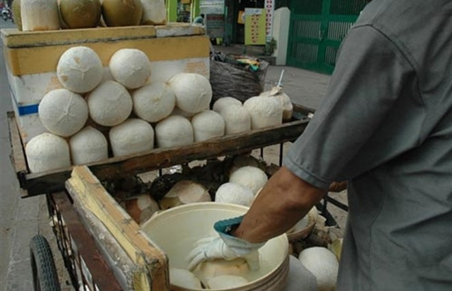 Ngoài ra Na2SO3 có thể ảnh hưởng hệ thần kinh vận động và thần kinh trung ương, hệ hô hấp, hệ tim mạch. Thường xuyên tiếp xúc Na2SO3 có nguy cơ gây viêm da dị ứng, viêm phổi, thay đổi khả năng cảm nhận mùi vị, ảnh hưởng đến tủy xương,…