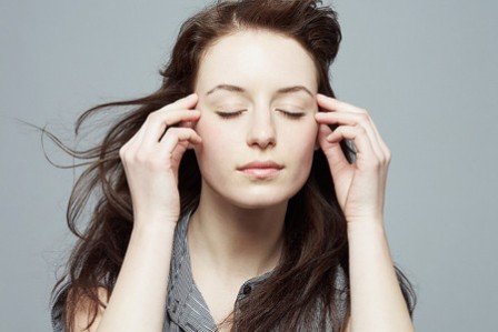 Tuân thủ massage lúc mệt mỏi. Khi tìm kiếm thông tin hoặc có các cuộc họp liên tục, bạn nên dùng hai ngón tay cái nhẹ nhàng massage nhẹ dưới trán, góc ngoài của mắt. Bạn cũng có thể sử dụng ngón trỏ và ngón giữa đẩy từ trong ra ấn huyệt, lặp đi lặp lại 5-6 lần. Tuân thủ lâu dài việc massge này không chỉ có thể làm giảm sự mệt mỏi mắt mà còn giúp cải thiện thị lực.