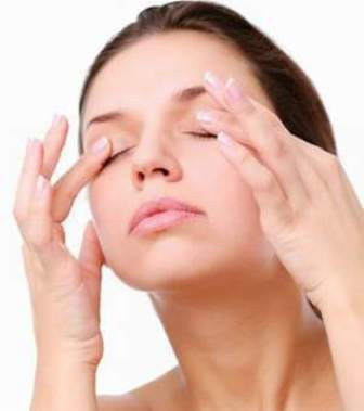 Vận động nhãn cầu. Nếu bạn nhìn chằm chằm vào màn hình máy tính một giờ, bạn cần phải làm một số chuyển động mắt để làm giảm mệt mỏi mắt. Ví dụ, nhìn lên và thở ra, sau đó đưa mắt quay trở lại và hít thở, lặp lại ba lần. Thực hiện chuyển động mắt tương tự theo thứ tự từ trái qua phải.