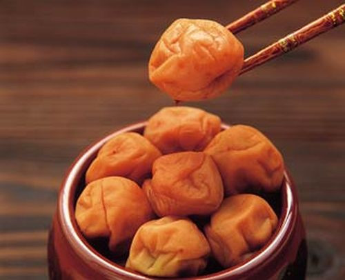 Mận muối là một trong những món ngon lạ miệng từ trái mận sẽ khiến nhiều người sửng sốt. Nắm cơm và một trái mận muối là một trong những khẩu phần trưa của người Nhật. Đây luôn là món ăn được ưa thích trong khẩu phần ăn của người dân nước này, đặc biệt là những người cao tuổi. Mận muối được làm từ trái mận xanh. Sau khi rửa sạch, xếp mận vào một chiếc vại sành. Ảnh: viet-sse