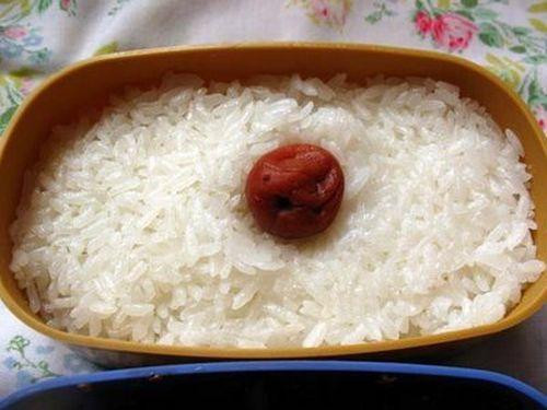 Sau đó rắc muối và nén xuống nước trong khoảng hai tuần. Để tăng thêm màu sắc cùng hương vị cho mận muối, người Nhật thêm những chiếc lá tía tô vào vại. Khi mặt ngoài quả mận bắt đầu mềm ra và chuyển sang màu đỏ tươi, người ta vớt mận ra và phơi ngoài trời từ hai đến ba ngày. Khi đã khô, mận được thu vào một chiếc vại khác để ăn dần. Ảnh: amthuc365
