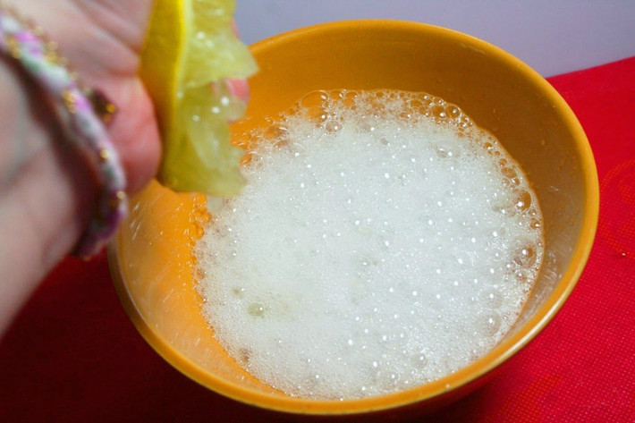 Để tăng thêm hiệu quả, bạn cũng có thể hòa 75g baking soda với nước cốt của nửa quả chanh tươi. Trộn đều và đánh răng với hỗn hợp này 2 lần/tuần.