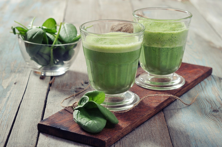 Nước ép bó xôi + sữa. Rau cải bó xôi rất giàu chất sắt và các loại vitamin A, B, C giúp điều tiết thể lực, có hiệu quả đối với chứng mỏi mắt và thiếu máu.