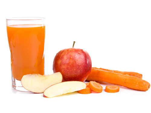 Sinh tố cà rốt + táo. Cà rốt chứa nhiều vitamin A, không chỉ giúp đôi mắt của bạn sáng hơn, nó còn giúp bạn trừ mệt mỏi, phòng thiếu máu và khô nứt da. Táo giúp ly sinh tố này thêm thơm ngon và điều chỉnh đường ruột, điều tiết thể lực tốt hơn.