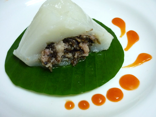 Bánh giò. Là một loại bánh được làm bằng bột gạo tẻ, bột năng hòa với nước xương hầm, nhân làm từ thịt nạc vai có kèm mộc nhĩ, hành tím khô, hành tây, hạt tiêu, nước mắm, muối. Sáng ngày hè ăn bánh giò thì không hề ngán chút nào bởi nó rất mềm, thơm ngon và dễ nuốt. (Ảnh: Amthuc365).
