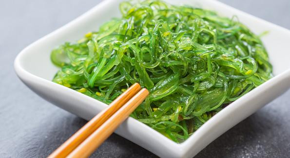 Rong biển. Chế độ ăn uống của người Nhật vẫn luôn được biết đến bởi tính khoa học và rất tốt cho sức khỏe. Rong biển gần như là thực phẩm không thể thiếu trong bữa ăn của người Nhật. Rong biển chứa nhiều nguyên tố vi lượng cũng như các protein, chất khoáng và vitamin.