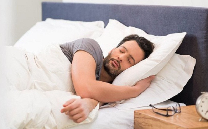 Trong khi đó, bã nhờn là chất lỏng màu vàng nhạt, chứa nhiều squalene và các axit béo không bão hòa. Ngày qua ngày, loại dầu này thấm vào vải khiến gối xuất hiện vết ố.