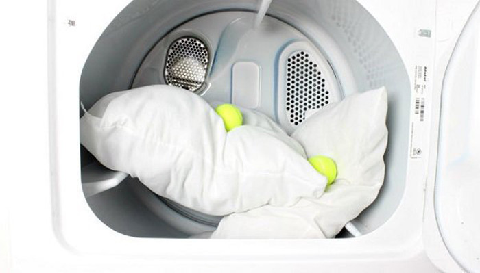 Làm sạch ruột gối bằng nước sạch. Lúc này, bạn xả với nước nhiều lần để đảm bảo bột giặt được làm sạch, không còn bám lại trong ruột gối.