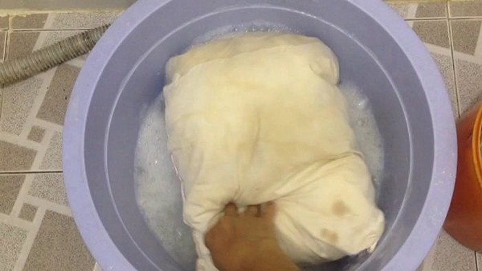 Để loại bỏ vết ố trên gối, bạn có thể tận dụng các nguyên liệu sẵn có như baking soda, giấm ăn hoặc nước rửa chén. Đầu tiên, dùng giấm ăn hoặc baking soda đổ trực tiếp vào những vùng bị ố vàng và ngâm trong khoảng 20 phút. Sau đó, ngâm gối với nước hòa bột giặt vào nước ấm dưới 40 độ C.