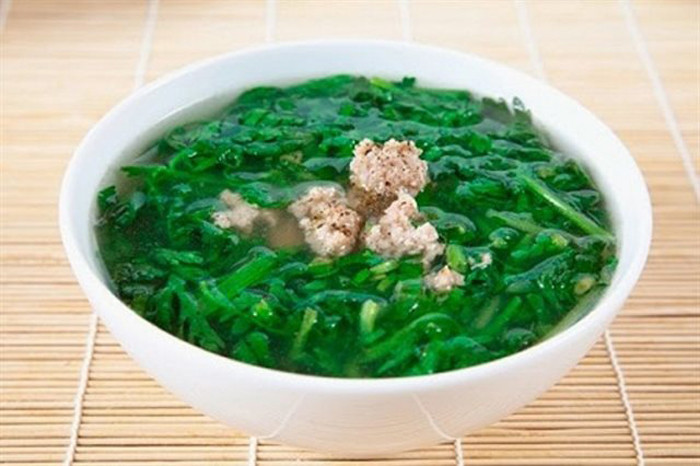 Chẳng hạn, các loại canh rau lá xanh, để qua đêm dễ khiến hình thành nitrosamine. Trong khi đó, nitrosamine được ví như đòn tàn phá sức khỏe dạ dày nghiêm trọng.