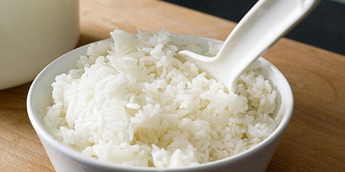 Cơm nguội khi để ở nhiệt độ phòng có thể khiến các bào tử vi khuẩn sản sinh ra chất có hại gây nên tình trạng nôn mửa, tiêu chảy,... Đặc biệt, trong nhiều trường hợp, hâm nóng lại cơm cũng không loại bỏ được hoàn toàn những chất độc hại này.