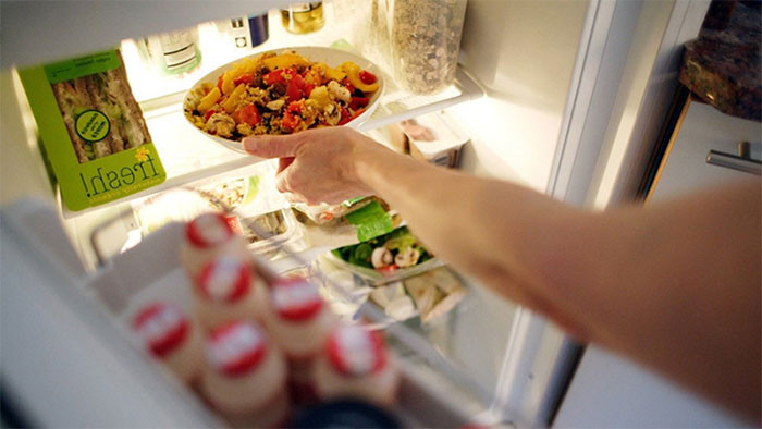 Đồ ăn thừa. Nhiều người tin rằng, đồ ăn thừa sau khi đun nóng sẽ loại bỏ hầu hết vi khuẩn gây bệnh. Tuy nhiên, đồ ăn để qua đêm lại là thực phẩm hại dạ dày, tiềm ẩn nguy cơ sức khỏe.