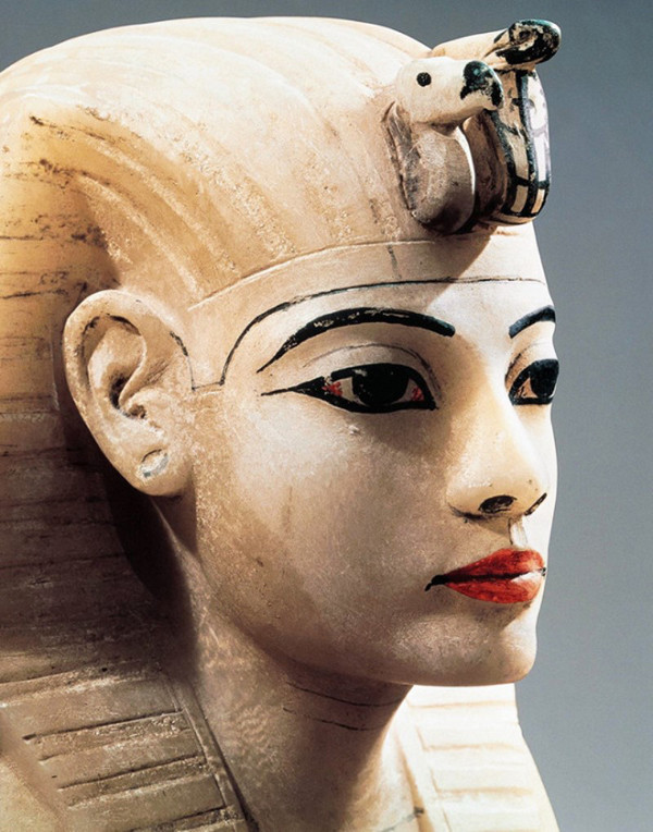 Được biết, các Pharaoh trước đây rất chuộng sử dụng bột màu đen để kẻ vẽ mắt. Họ trang điểm mắt cầu kỳ để thể hiện địa vị của bản thân. Những người đàn ông giàu có sử dụng chúng làm đặc điểm nhận dạng suốt thời gian dài. Đến thời Victoria, cách trang điểm này bị coi là không đứng đắn, dần bị lãng quên.