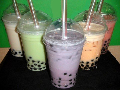 Trà sữa trân châu. Các cơ sở sản xuất trân châu thường sản xuất theo kiểu thủ công, nguyên liệu không được che đậy, trân châu thành phẩm phơi trên nền đất. Do nhu cầu ngày một phong phú của giới trẻ, các chủ quán còn nhập thêm các hương liệu không rõ nhãn mác và thuê các chủ sản xuất trân châu thêm vào thành phần làm trân châu như hương sâm dứa, hương nho, hương dâu...