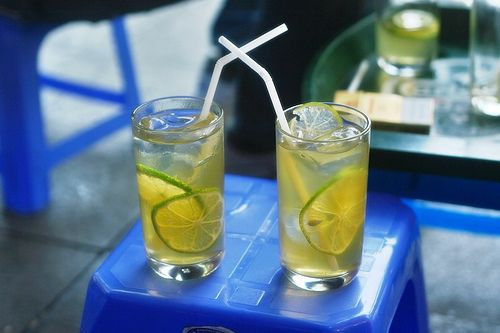 Trà chanh. Một vài năm gần đây, trà chanh là thức uống yêu thích của nhiều đối tượng, chưa từng giảm độ “hot” mà còn đặc biệt tăng nhiệt trong mùa hè. Vì tính siêu lợi nhuận của loại hình kinh doanh này mà nhiều người bán hàng đã sẵn sàng dùng những nguyên liệu chè vụn, chè rẻ tiền thậm chí cả… chất hóa học để giảm giá thành của trà chanh mà không nghĩ tới mối nguy to lớn dành cho người uống.