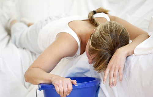 Theo bác sĩ Nguyễn Văn Hà, Khoa Giải phẫu bệnh tế bào, Bệnh viện K, những loại hóa chất trôi nổi bán trên thị trường chứa một hàm lượng lớn các hóa chất độc hại tạo màu, tạo mùi, saccharin và các chất bảo quản. Những loại hóa chất và hương liệu này hoàn toàn không có giá trị dinh dưỡng, nếu tích tụ nhiều trong cơ thể sẽ gây nhiều loại bệnh, rất nguy hiểm cho sức khỏe. Nếu uống phải lượng nhỏ, người bệnh có thể bị dị ứng, tiêu chảy, ngộ độc thể nhẹ và thể nặng.