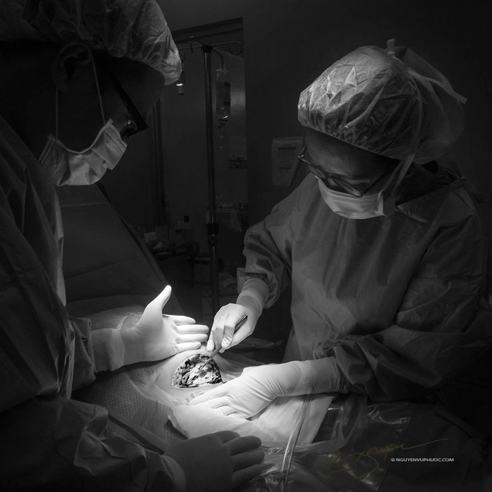 Nhân vật chính trong chùm ảnh quá trình sinh mổ này cũng chính là vợ và con gái của nhiếp ảnh gia. Nhiếp ảnh gia Nguyễn Vũ Phước chia sẻ trên trang Boredpanda: "Sau 40 tuần mang thai, vợ tôi được sinh mổ vào ngày 26/3/2016. Đây cũng chính là dự án ảnh triển lãm ảnh mang tên Labor of Love, a mother's journey- Nhật ký vượt cạn".