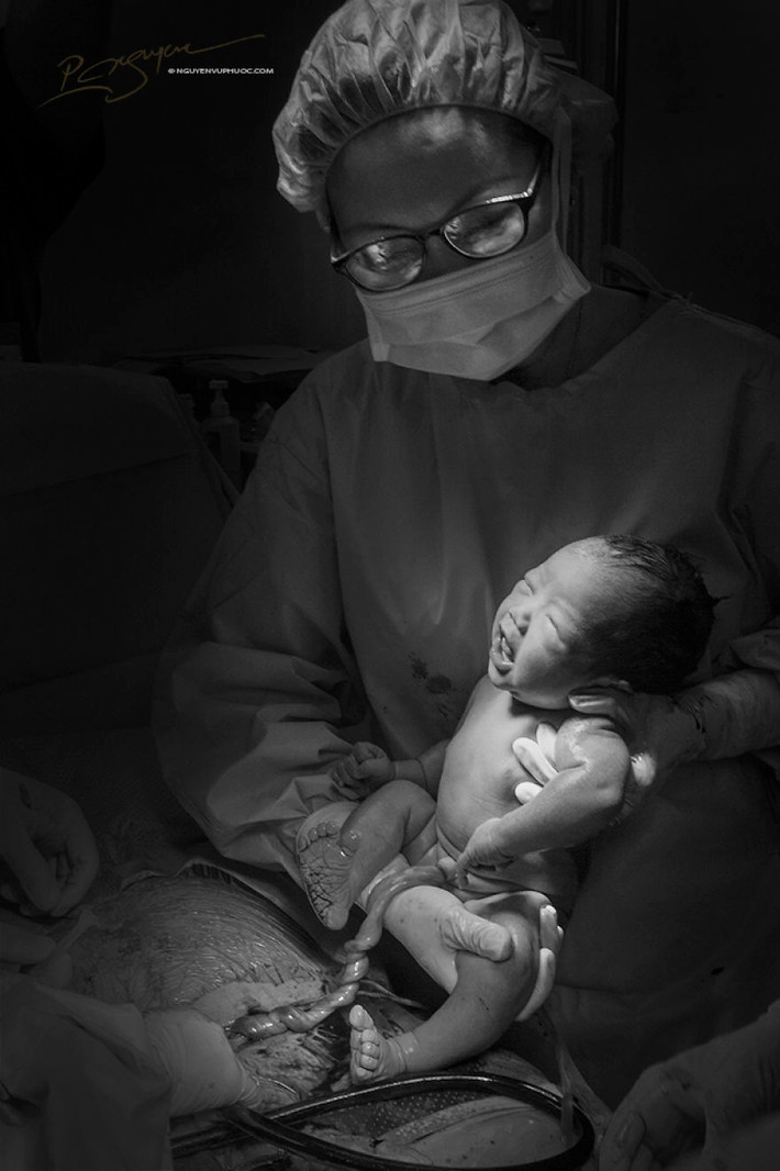 Chào đón bé với cuộc đời.