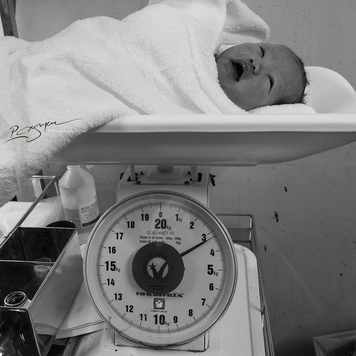 Em bé chào đời khỏe mạnh, cân nặng chạm mốc 3,4kg.