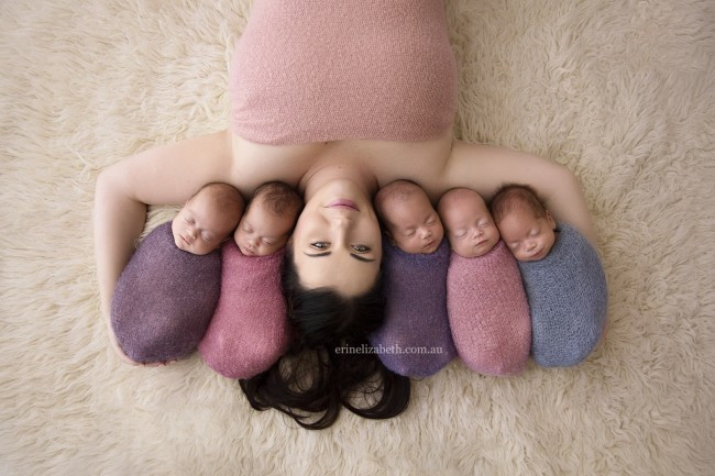 Bà mẹ sinh 5 người Úc này từng nổi đình đám trên mạng xã hội với bộ ảnh bầu ở bãi biển và sinh 5 đứa trẻ trong vòng 2 phút hồi tháng 1 vừa qua.