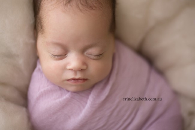 Theo đó, bình quân mỗi tuần, cô phải thay tới 350 tã lót, và cho mỗi đứa con ăn 8 lần mỗi ngày. Mặc dù gần như kiệt sức thế nhưng Tucci cho biết vợ chồng cô vẫn cảm nhận được niềm hạnh phúc mà hiếm có cặp đôi nào có được.