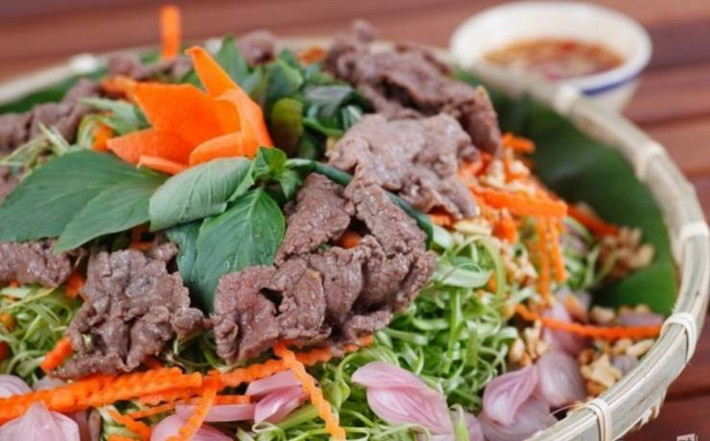 Rau muống chẻ và hành tây sau khi ngâm nước thì vớt ra để ráo. Cuối cùng trộn rau muống, hành tây, rau thơm các thứ với 1 phần nước gỏi, nếm lại lần nữa coi vừa miệng không. Sau đó trút ra dĩa, xếp thịt bò lên trên rồi rưới phần nước mắm trộn gỏi còn lại vào. Cuối cùng rắc đậu phộng rang sơ lên. Trộn đều trước khi ăn.