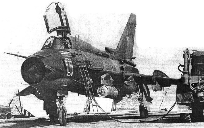 Sau khi Liên Xô tan rã năm 1991, Su-17 tiếp tục được trọng dụng trong Không quân Nga tới tận năm 1998 mới "ra quân" cùng các tiêm kích đánh chặn MiG-23 và tiêm kích - ném bom MiG-27. Tuy nhiên, trên thế giới tới tận hôm nay vẫn còn nhiều quốc gia sử dụng phiên bản xuất khẩu của Su-17 được định danh là Su-20 và Su-22. Nguồn ảnh: Wikipedia