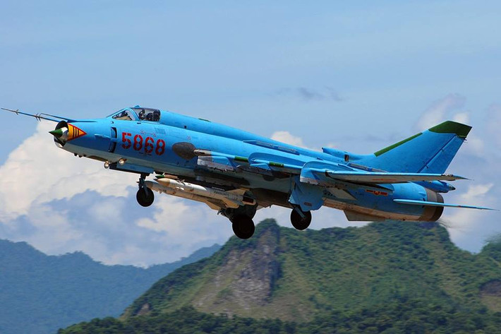 Cuối những năm 1970 - đầu 1980, Liên Xô bắt đầu cung cấp các máy bay tiêm kích - bom Su-22M - phiên bản xuất khẩu của Su-17M3 cho Không quân Nhân dân Việt Nam sử dụng. Cho tới cuối những năm 1980, chúng ta nhận thêm phiên bản xuất khẩu hiện đại nhất định danh là Su-22M4 - phiên bản xuất khẩu của Su-17M4 với hàng loạt cải tiến hệ thống điện tử và một phần cấu trúc thân tối ưu tốc độ. Nguồn ảnh: Wikipedia