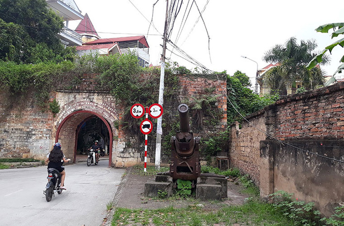 Thành cổ Lạng Sơn hay còn gọi là Đoàn Thành nằm ở phường Chi Lăng, TP Lạng Sơn là di tích lịch sử cấp quốc gia của nước ta. Hiện nay, trải qua bao biến cố lịch sử thành chỉ còn lại cổng và một số đoạn tường thành. Đáng chú ý, ở cổng thành bao năm qua vẫn luôn đặt một khẩu đại bác khổng lồ.