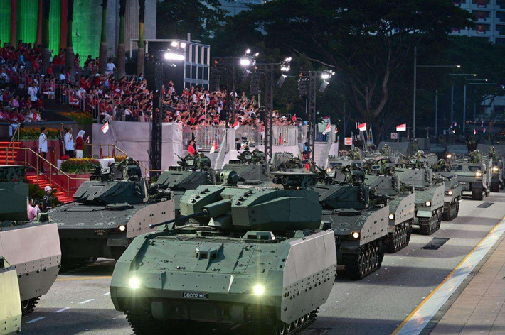Xe chiến đấu bộ binh Hunter AFV (đi đầu) và tiếp đó là dòng Bionix II. Đáng chú ý, hai dòng xe này đều do Singapore tự sản xuất. Nguồn ảnh: Mediacorp