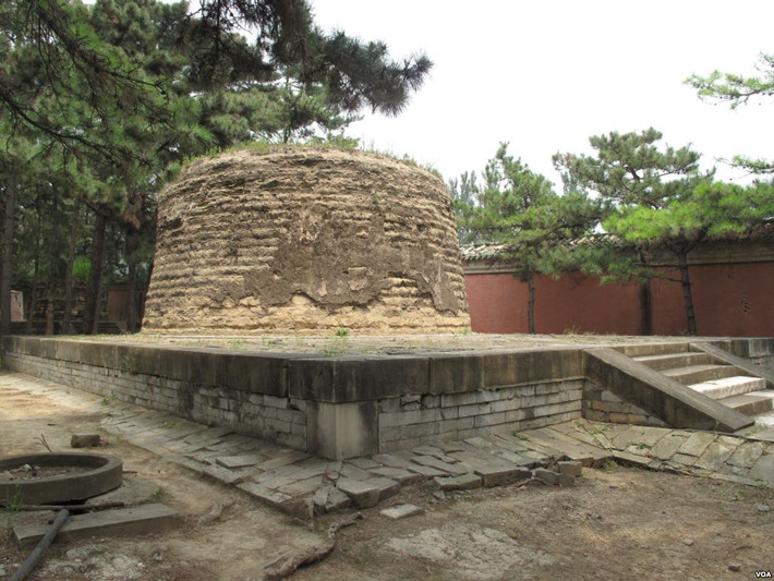Trong ảnh là mộ phần của Dung phi Hòa Trác thị - là một phi tần rất được Càn Long sủng ái. Bà được đồn đại lá có nhan sắc "nghiêng nước nghiêng thành" khiến Càn Long "mê mệt". Khi bà mất đi, nhà vua đau buồn tiếc thương khôn nguôi. Ảnh: Wikipedia.