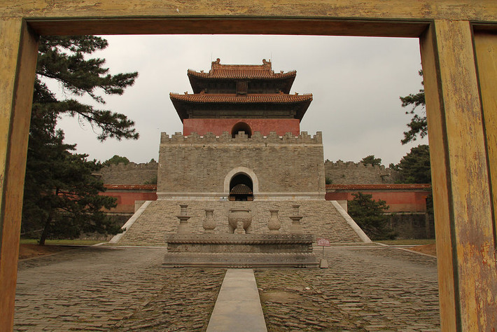 Trong ảnh là "Phương thành" - tòa thành bảo vệ "Minh lâu" - tòa lầu cao hai tầng mái, trang trí cho mộ chính. Ảnh: Wikipedia.