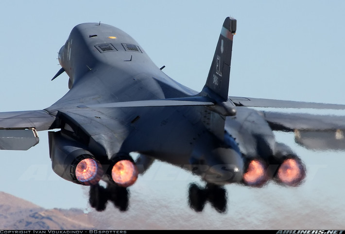 B-1 Lancer trang bị 4 động cơ turbofan có đốt tăng lực lần 2 GE F101-GE-102 cho phép đưa cỗ máy bay có trọng lượng rỗng 87 tấn, trọng lượng tối đa 216 tấn đạt tốc độ Mach 1,25 tương đương 1.335km/h ở độ cao 12.000m. Nguồn ảnh: Airliners.net