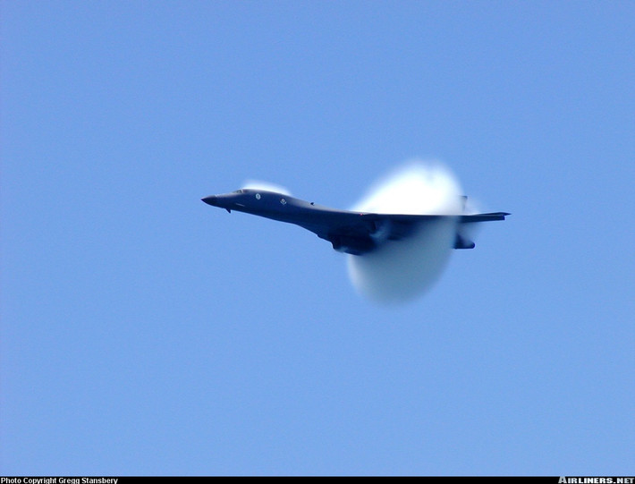So với B-52 và thậm chỉ cả B-2 sau này, B-1 Lancer sở hữu tính năng bay tốt nhất. Nó có thể đạt vận tốc siêu âm tương đương dòng máy bay ném bom Tu-22M và Tu-160 của Liên Xô (Nga sau này). Ngoài ra, đây là loại máy bay ném bom hạng nặng duy nhất của Mỹ sở hữu kiểu cánh cụp cánh xòe tối ưu khả năng bay thấp tốc độ cao. Nguồn ảnh: Airliners.net