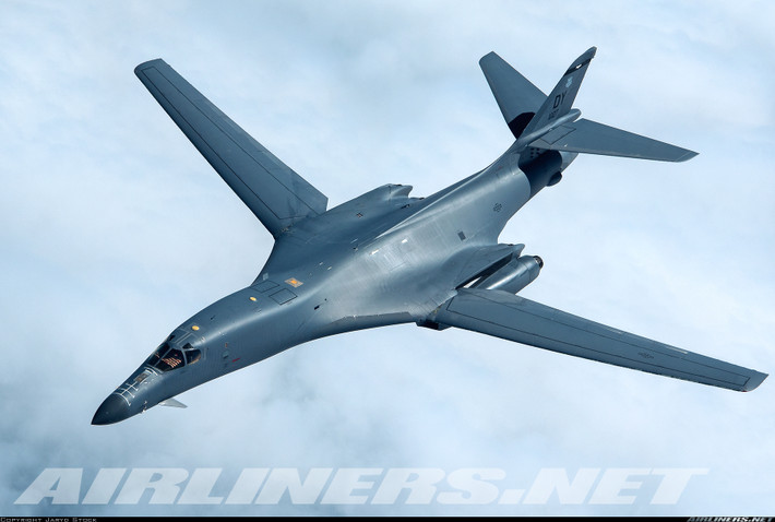 Ngoài tốc độ, so với B-52, B-1 cũng được đánh giá cao về diện tích phản xạ sóng radar (RCS) khá thấp dù máy bay không được thiết kế tối ưu cho khả năng tàng hình. Tuy nhiên, việc sử dụng vật liệu hấp thụ sóng radar trong quá trình thiết kế giúp chỉ số RCS giảm xuống mức thấp nhất có thể. Theo các nguồn tin, RCS của B-1 chỉ ngang với máy bay tiêm kích cỡ nhỏ. Nguồn ảnh: Airliners.net