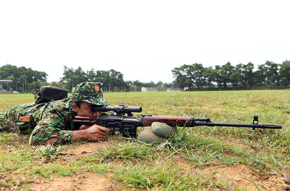 Tầm bắn của Dragunov SVD khoảng 800m, tầm bắn xa nhất với ống nhắm 1.300m hoặc chỉ 1.200m với điểm ruồi, hộp tiếp đạn 10 viên. Nguồn ảnh: QĐND