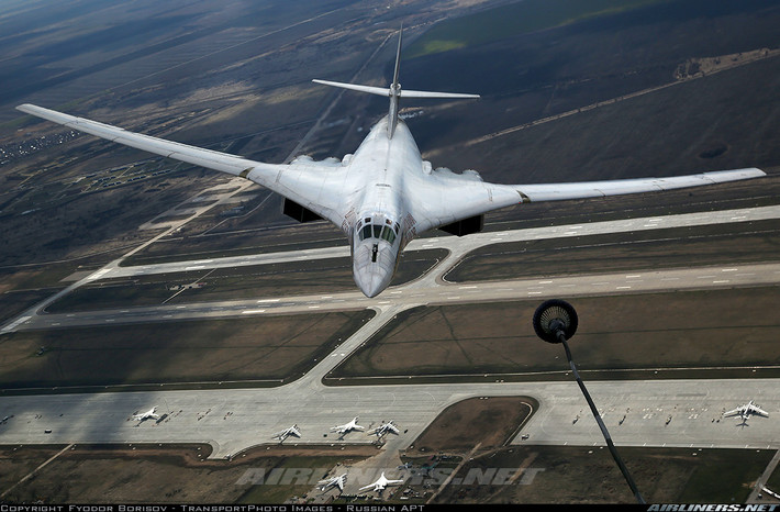 Tải trọng vũ khí của Tu-160 cũng lớn hơn rất nhiều so với B-2A Sprit, hay B-52 mà người Mỹ luôn tự hào. Hai khoang bom lớn trong thân của Tu-160 chở tới 45 tấn bom, đạn hoặc các loại tên lửa hành trình mang đầu đạn hạt nhân Kh-101/102/555.... Nguồn ảnh: Airliners.net