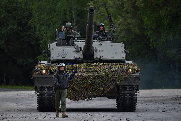 So với Abrams hay AMX-56 Lerclec (Pháp), Challenger II (Anh), Leopard 2 (Đức), C1 Ariete là một cái tên chẳng mấy ai biết đến ngoài Quân đội Italy. Đây là loại xe tăng chiến đấu chủ lực do Consorzio Iveco Oto Melara - Liên doanh giữa Iveco và Oto Melara sản xuất từ năm 1995-2002 với số lượng 200 chiếc. Ảnh: Wikipedia