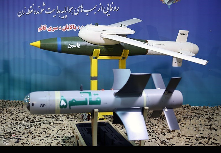 Thực tế, nhìn vào các hình ảnh được truyền thông Iran công bố, hai vật thể nhìn như bom giống kiểu bom lượn có cánh và một quả hệt như tên lửa không đối đất. Tuy nhiên, chúng đều có đặc điểm “hơi lạ” khi hai quả bom lượn như là được lắp thêm động cơ rocket (??) còn tên lửa có cánh lái khá lớn, khác hẳn với các kiểu tên lửa không đối không, không đối đất của thế giới hiện nay. Nguồn ảnh: Tasnim