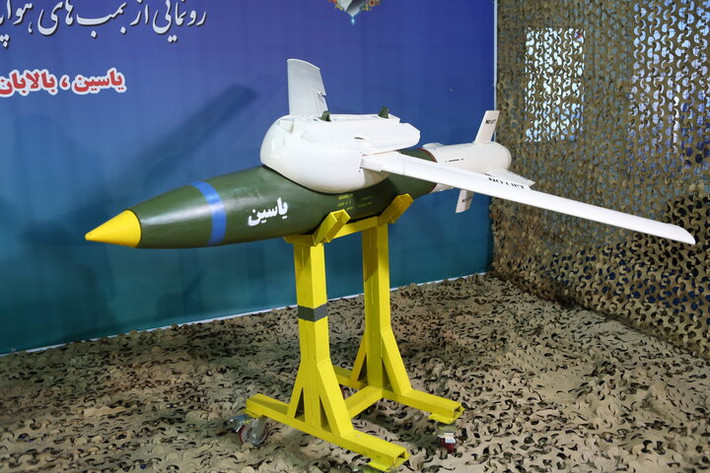 Theo Bộ trưởng Quốc phòng Iran, bom lượn thông minh Yasin có tầm bắn 50km, tích hợp cảm biến dẫn đường thông minh gồm cả hệ thống định vị toàn cầu. Bom Balaban không được công bố tham số, chỉ biết rằng nó có thể tích hợp trên UAV chiến đấu Karrar, còn Yasin mang được cả trên UAV và máy bay có người lái. Nguồn ảnh: IRINA